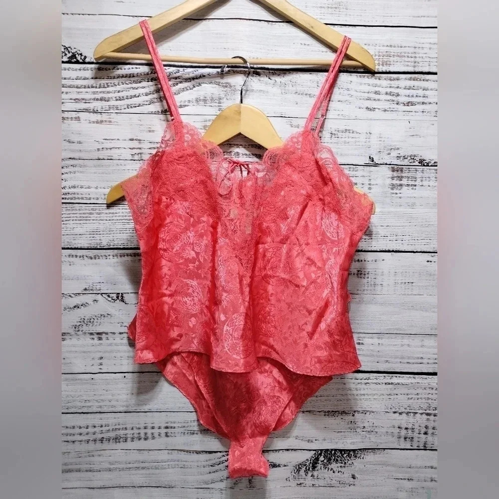 Victoria's Secret Lingerie‎ Set Gold Label in Watermelon Red size Large